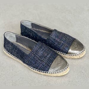 Chanel CC Espadrilles Metallic Navy Tweed Patent Leather Cap Toe Size 39 Slip on